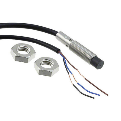 Sensori di prossimità induttivi industriali E2B-S08KN04-WP-C1 2M OMS con tecnologia avanzata